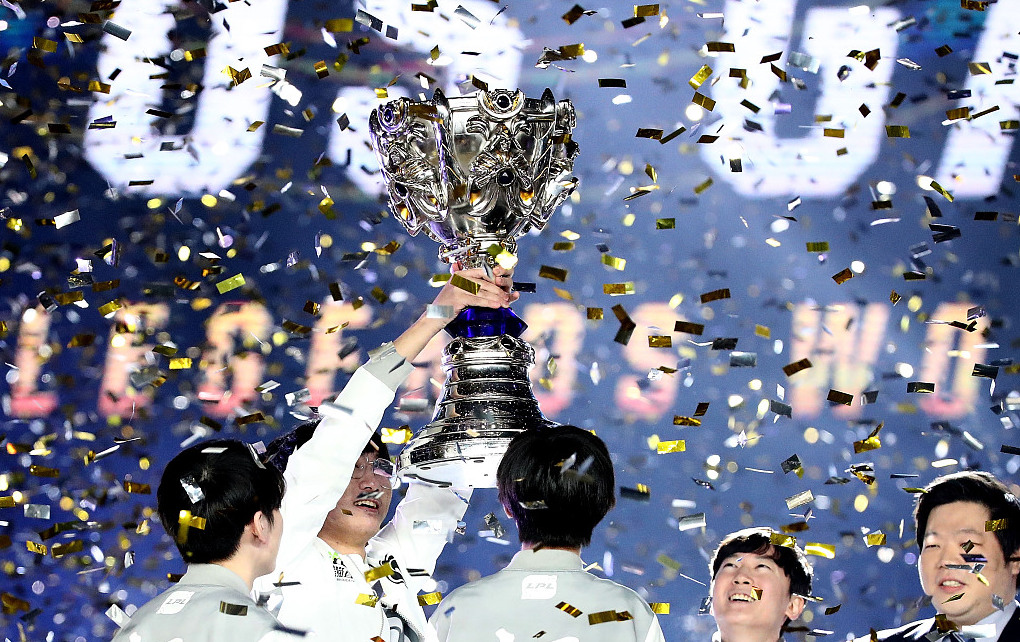 T1让二追三逆转HLE晋级全球总决赛四强，Faker沙皇Gumayusi厄斐琉斯粉碎HLE强势压制